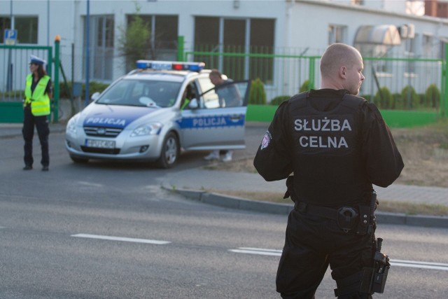 Jak wygląda postępowanie kwalifikacyjne? Jakie warunki trzeba spełnić, żeby zostać celnikiem i ile można zarobić? >>