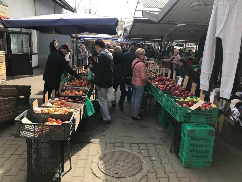 Stoiska na placu uginają się od świeżych warzyw i owoców i...