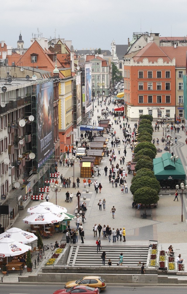 Ulica Świdnicka przechodzi w deptak, którym docieramy do Rynku Starego Miasta