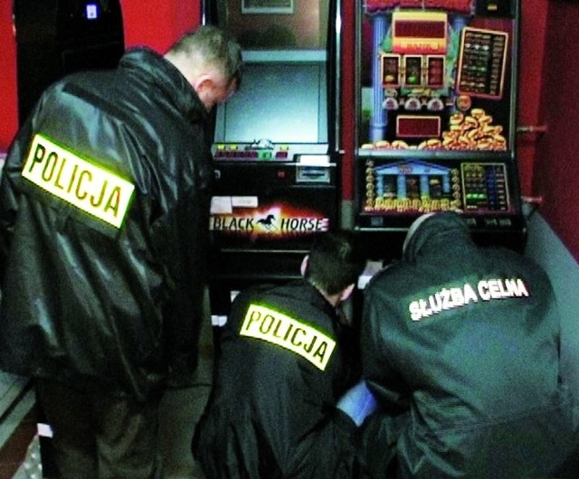 Tak wyglądały policyjne kontrole w lokalach z automatami do gier w kwietniu. Teraz właściciele barów czy dyskotek muszą się liczyć z wizytami kolejnych służb.