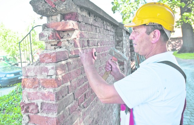 Po rozebraniu muru wylane zostaną nowe fundamenty.