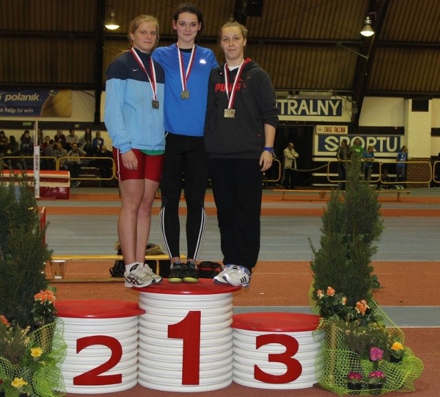 Katarzyna Furmanek (z prawej) w Spale zdobyła "brąz&#8221; mistrzostw Polski w pchnięciu kulą, a wynikiem 14.06 metra poprawiła rekord województwa. 