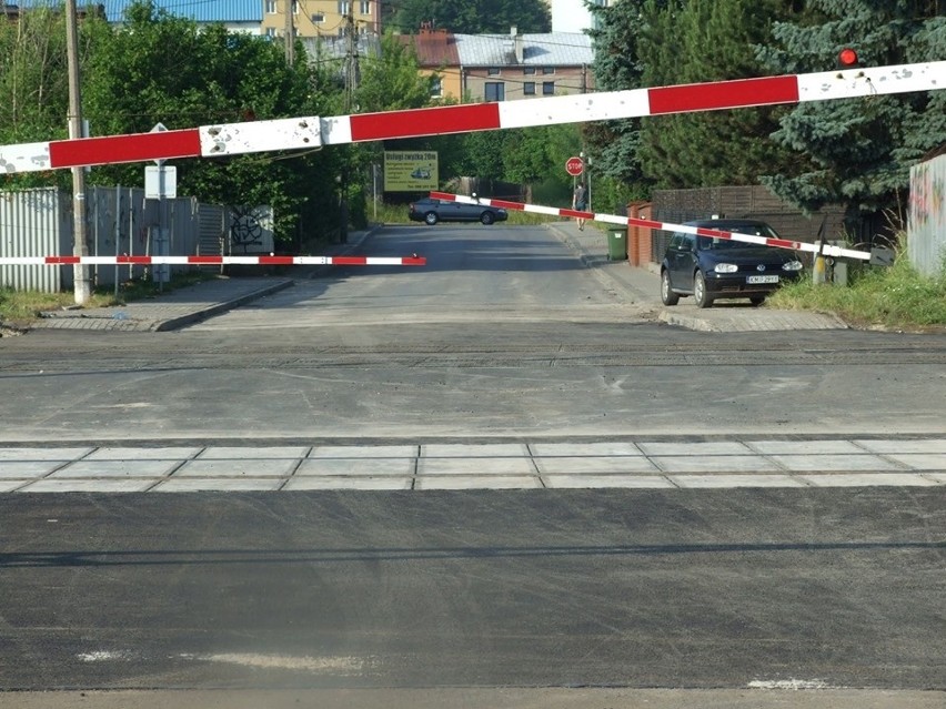Przejazd kolejowy na ul. Magazynowej w Wolbromiu został ponownie otwarty po remoncie