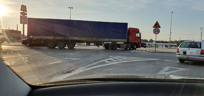 Białystok. Zepsuta ciężarówka zablokowała skrzyżowanie na ul. Produkcyjnej. Są utrudnienia w ruchu [ZDJĘCIA]