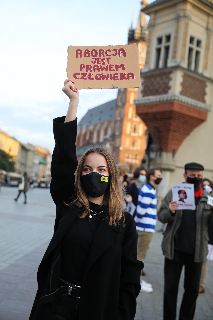 Rewolucja ma twarz kobiety. Niezwykła galeria protestujących dziewczyn [ZDJĘCIA]