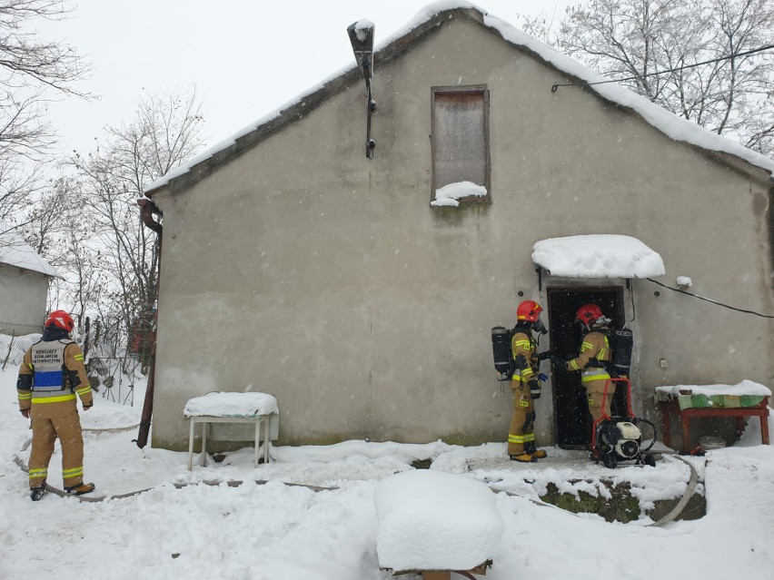 Strażacy na miejscu pożaru w miejscowości Nagórzanki w...