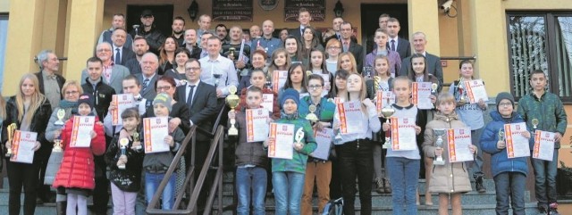 Pamiątkowe zdjęcie zawodników, trenerów i działaczy Ludowego Klubu Biegacza Rudnik przed Urzędem Gminy w Brodach.