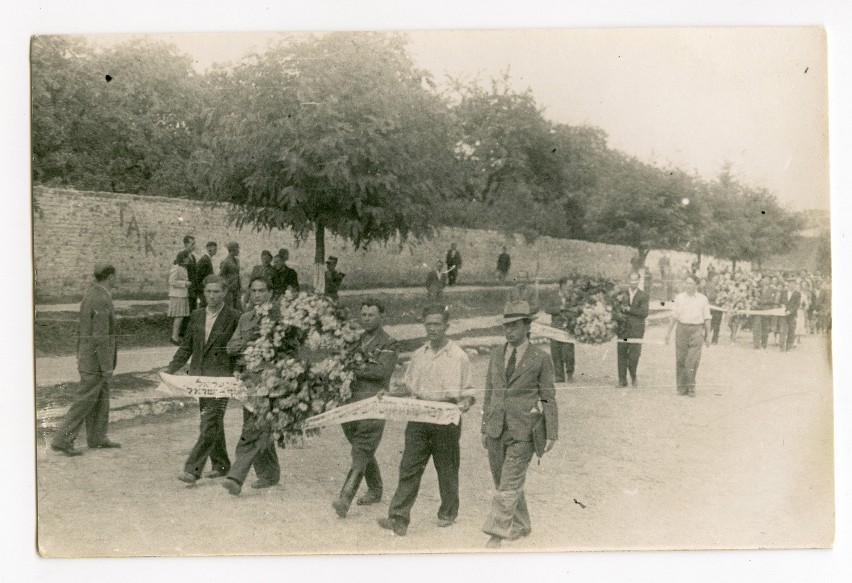 Delegacje podczas pogrzebu ofiar pogromu, Kielce 8 VII 1946...