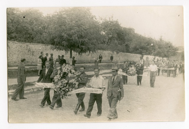 Delegacje podczas pogrzebu ofiar pogromu, Kielce 8 VII 1946 r.