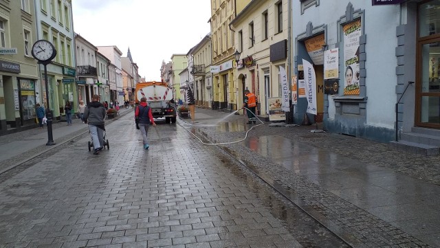 Na ulice naszego miasta wyjechała wczoraj ekipa czyszcząca. - We wtorek rano rozpoczęło się czyszczenie ulicy Grudziądzkiej oraz rynku - obejmuje zarówno płyta rynku, jak i chodniki - informuje Piotr Murawski, zastępca burmistrza Chełmna. - Prace realizuje zewnętrzna firma specjalistyczna. Jest to realizowana raz na rok usługa, związana z bieżącym utrzymaniem dróg. Zastosowana nawierzchnia wymaga od nas zastosowania mycia ciśnieniowego, aby utrzymać przyzwoity stan czystości i utrzymania.Zadanie zlecono Miejskiemu Przedsiębiorstwu Oczyszczania z Torunia.  Zobacz także wideo: Rewolucja dla kierowców. Te zmiany musisz znać