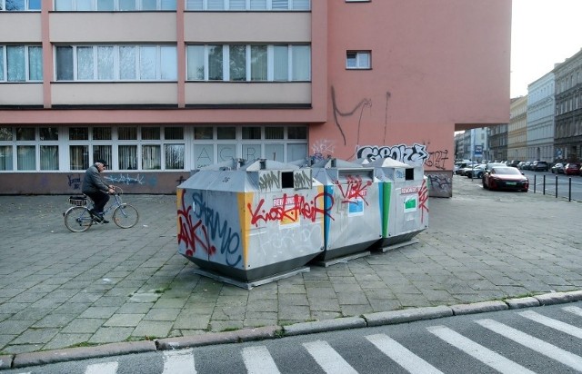 W centrum Szczecina aktualnie straszą takie pojemniki na śmieci