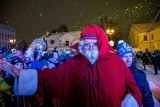 Święty Mikołaj odwiedził Białystok! Przywitali go mieszkańcy - mali i duzi. Mikołaj zapalił też światełka na miejskiej choince 
