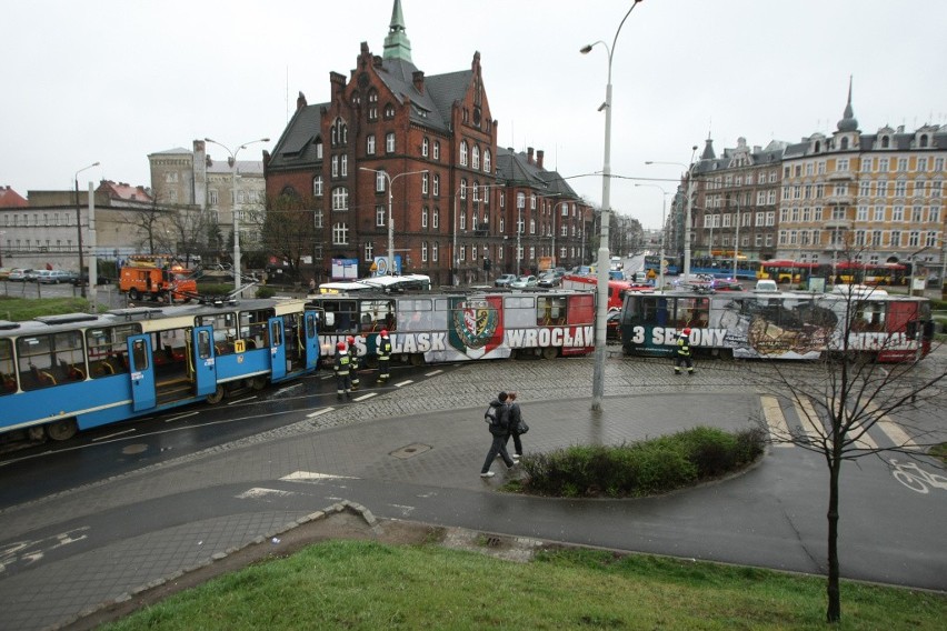 Wypadek tramwajowy na pl. Powstańców Wielkopolskich....