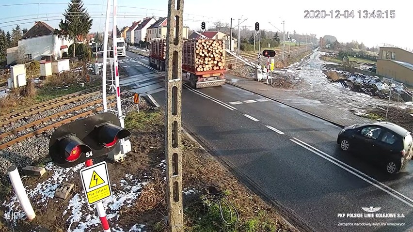 Groźna sytuacja miała miejsce na przejeździe kolejowym w...