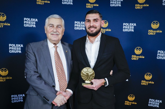 Patryk Perliński odebrał nagrodę "Piłkarskich Orłów" z rąk trenera Jerzego Engela
