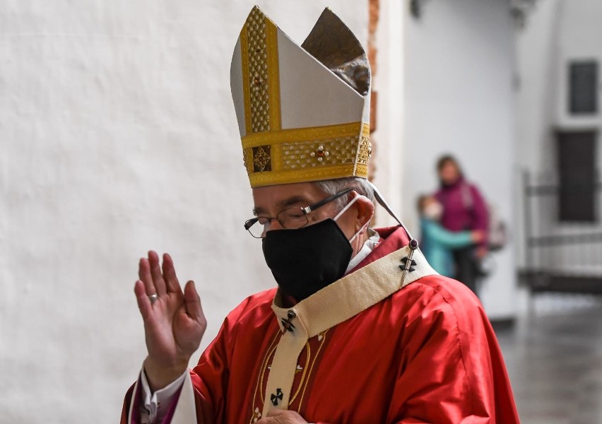 Abp Sławoj Leszek Głódź ma zakaz przebywania na terenie...