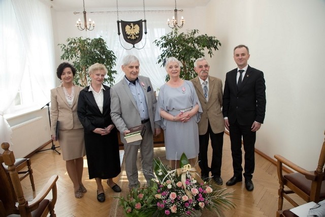 Jubilaci w otoczeniu rodziny, burmistrza Waldemara Stupałkowskiego i kierownik USC Barbary Wiese-Spichalskiej.