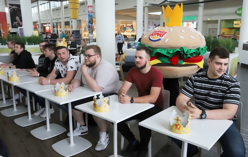 Mistrzostwa w jedzeniu burgerów na czas w restauracji Burger...