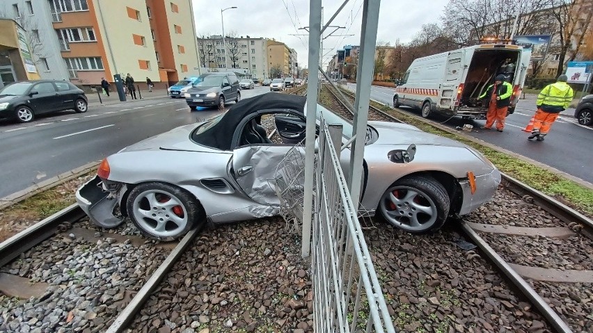 Kierowca porsche stracił panowanie nad autem, wpadł w...