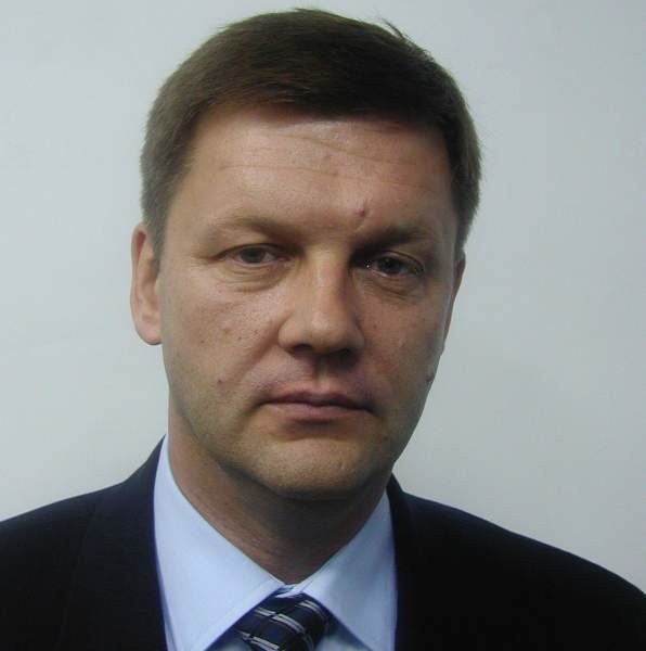 Doktor nauk medycznych. Obecnie jest dyrektorem szpitala w Skarżysku. Współzałożyciel Platformy Obywatelskiej w Świętokrzyskiem. 