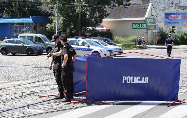 Tir zmasakrował kobietę przy ul. Przybyszewskiego (wideo, galeria)