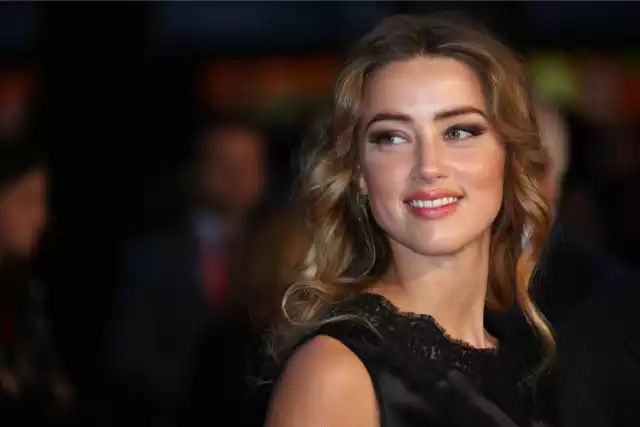 Amber Heard pozująca fotografom na premierze filmu "Pakt z diabłem" w ramach Londyńskiego Festiwalu Filmowego (11.10.2015).