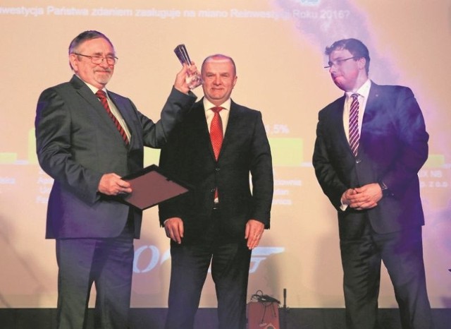 Janusz Przybyła (pierwszy z lewej), prezes zarządu Famet z nagrodą za najlepszą reinwestycję roku, obok marszałek Andrzej Buła i Roland Wrzeciono, dyrektor OCRG. 
