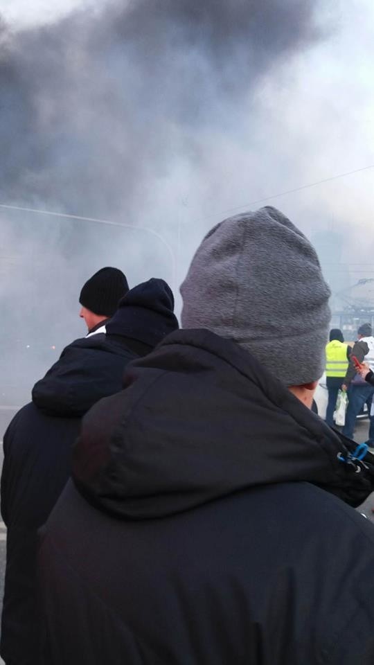 Rolnicy protestowali w Warszawie, była grupa ze Świętokrzyskiego. Płonęły opony i słoma, rozsypane jabłka 