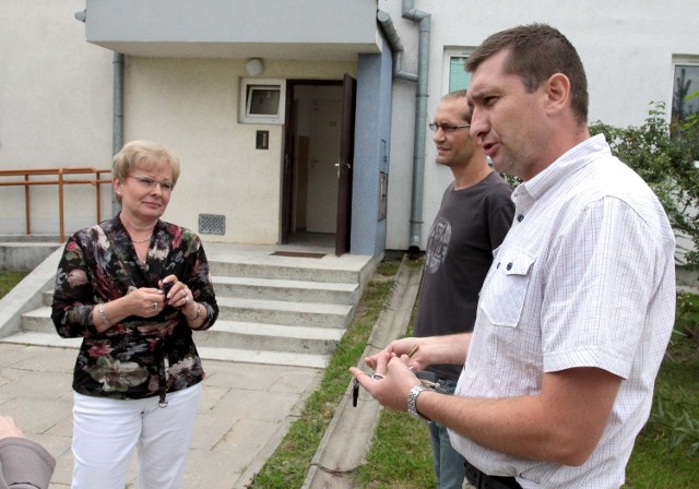 Chcemy, żeby spółdzielnia wreszcie znalazła jakieś rozwiązanie &#8211; denerwują się mieszkańcy bloku przy ulicy Trzebińskiego 49. &#8211; Nie chcemy się zastanawiać kiedy po raz kolejny nas zaleje.