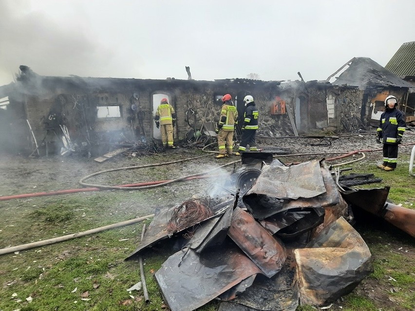 Janowo. Pożar w gminie Radziłów. Paliła się murowana obora pokryta eternitem (zdjęcia)