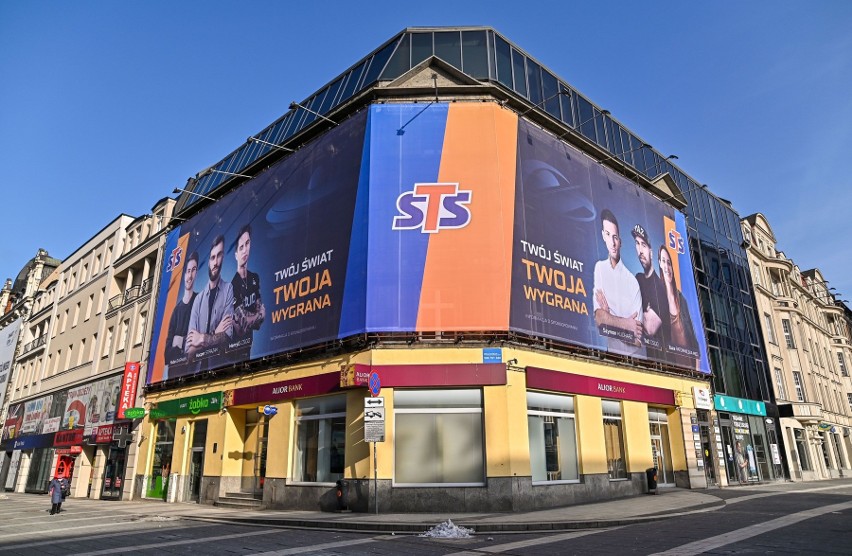 Reklama wielkoformatowa STS na kamienicy przy pl. Szewczyka...