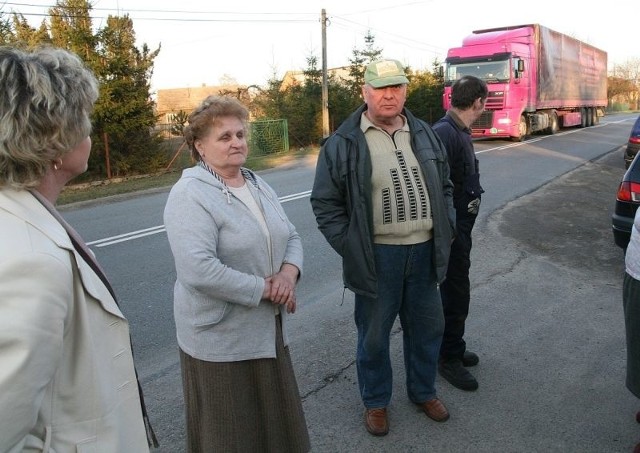 W środę mieszkańcy Woliny zaprosili nas, aby pokazać, jak jest niebezpiecznie w ich wsi. Jeśli drogowcy będą upierać się nad przebiegiem obwodnicy przez środek Woliny, to grożą zablokowaniem drogi.