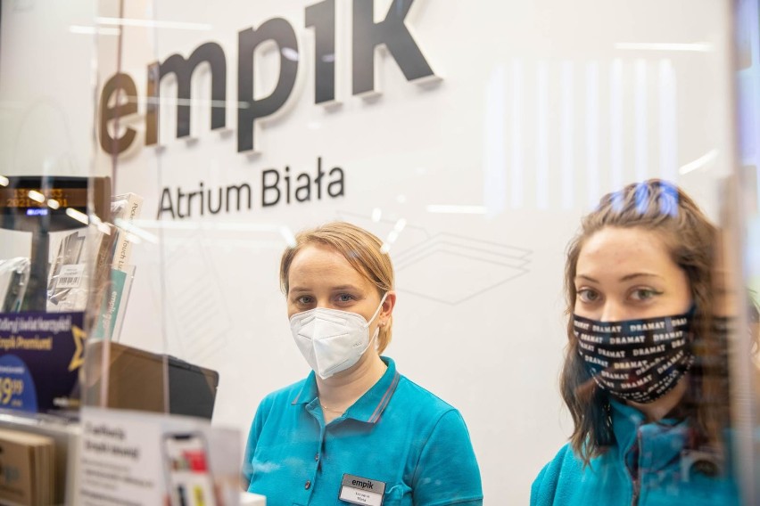 Pracownicy salonu EMPIK w Białymstoku noszą maseczki.