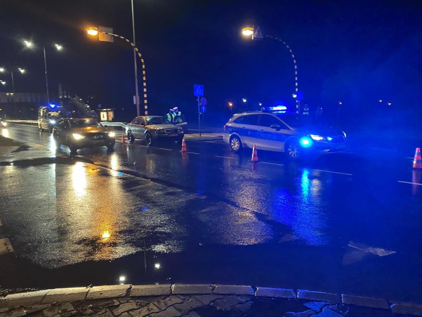 Wypadek w Ostrołęce, 14.11.2023. Przy ul. Traugutta auto osobowe potrąciło kobietę na przejściu dla pieszych