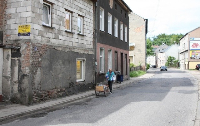 Mieszkańcy ulicy narzekają na fatalny stan techniczny kamienic i wąskie chodniki.