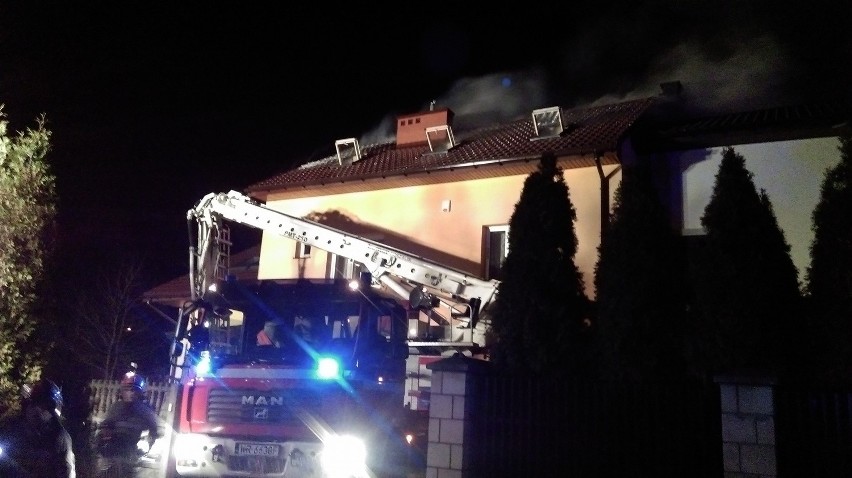 W Skaryszewie spłonęło poddasze z dachem.