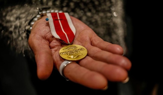 Medale, odznaczenia i przede wszystkim nagrody finansowe otrzymują nauczyciele z okazji Dnia Edukacji Narodowej