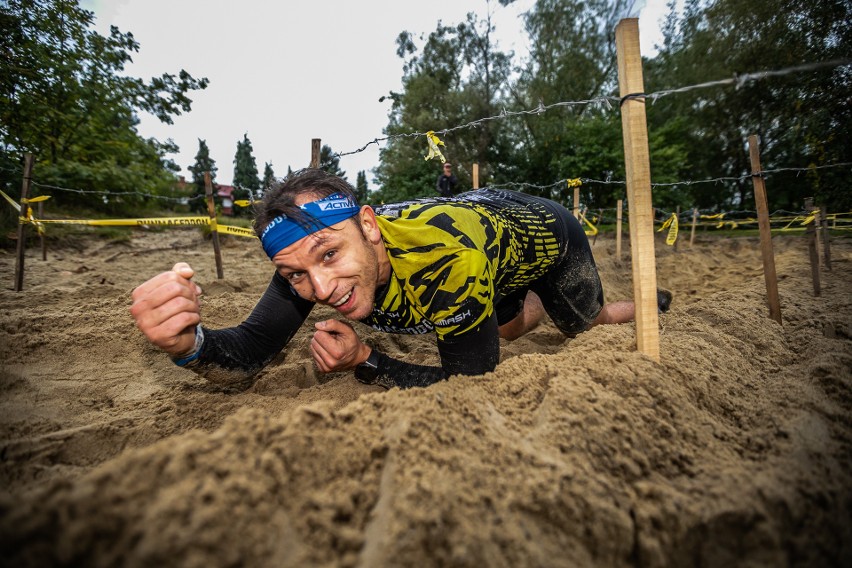 Runmageddon Kraków. Rywalizowało cztery tysiące śmiałków. Błotnista zabawa i... oświadczyny na mecie ZDJĘCIA 