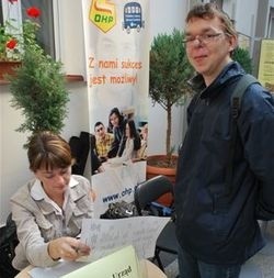 Niepełnosprawny ostrołęczanin Piotr Zera jest studentem IV roku administracji. Na targach rozglądał się za odpowiednią pracą. 