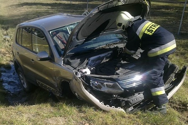 W niedzielę, około 12.30 na drodze szybkiego ruchu S3 na wysokości Skwierzyny osobowy volkswagen uderzył w bariery i rozbił się na poboczu.