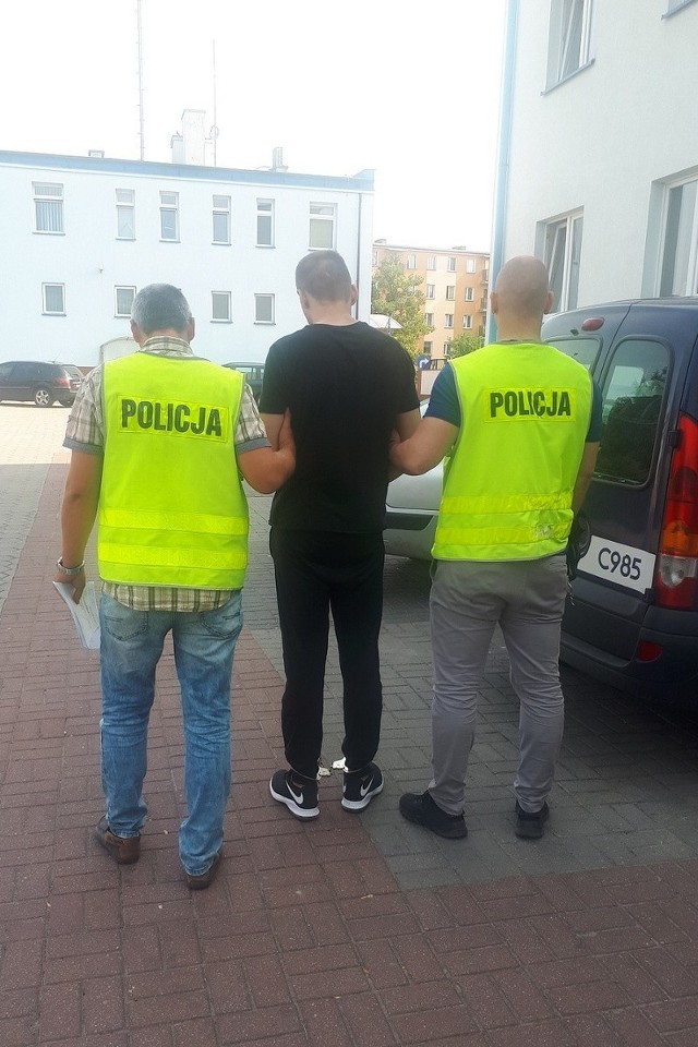 22-latek wpadł już w ręce policji. Usłyszał zarzut rozboju w warunkach recydywy. Teraz może mu grozić większa kara.