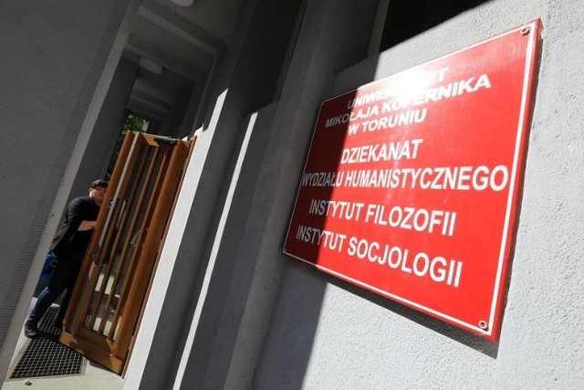 Prokuratura bada, czy profesor filozofii UMK w Toruniu molestował seksualnie doktorantkę. On natomiast ma dalej uczyć młodzież. Po okresie zawieszenia w obowiązkach, L4 i wakacjach, wrócił do pracy na uniwersytecie. To budzi kontrowersje.Zobacz też:Zwierzaki ze schroniska czekają na pomocNajlepsze szkoły nauki jazdy w ToruniuJak być dobrą żoną w sypialni - poradnik Radia MaryjaNowosciTorun