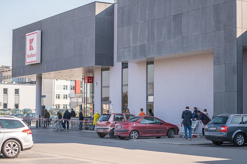 Nowy Sącz. Nowe rządowe obostrzenia sprawiły, że pod sklepami ustawiają się kolejki [ZDJECIA]