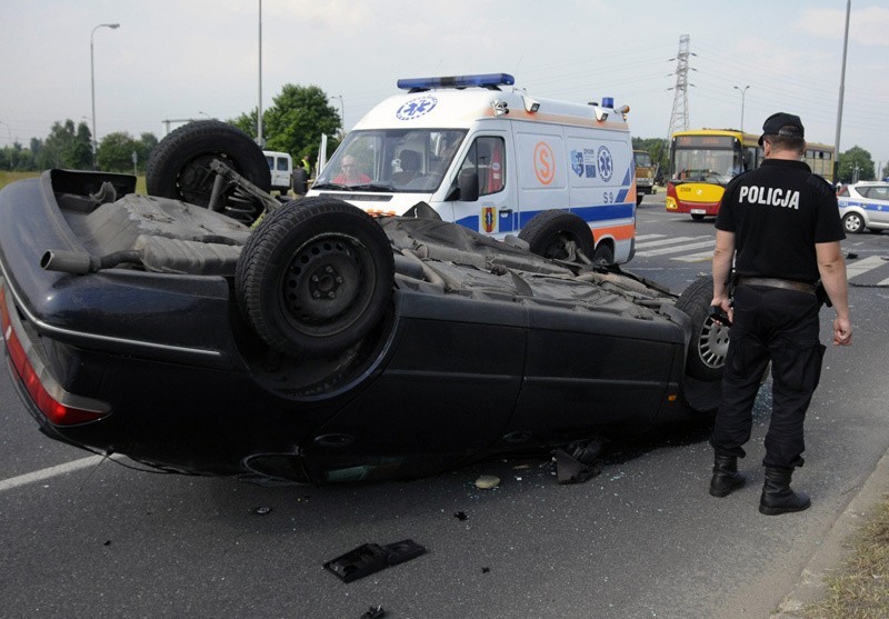 Saab dachował na rondzie Sybiraków.