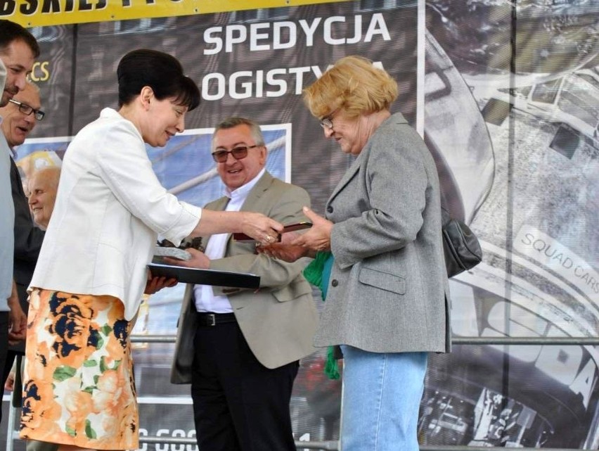 Nagrodę odbiera poetka Barbara Kasica-Kołomyjska.