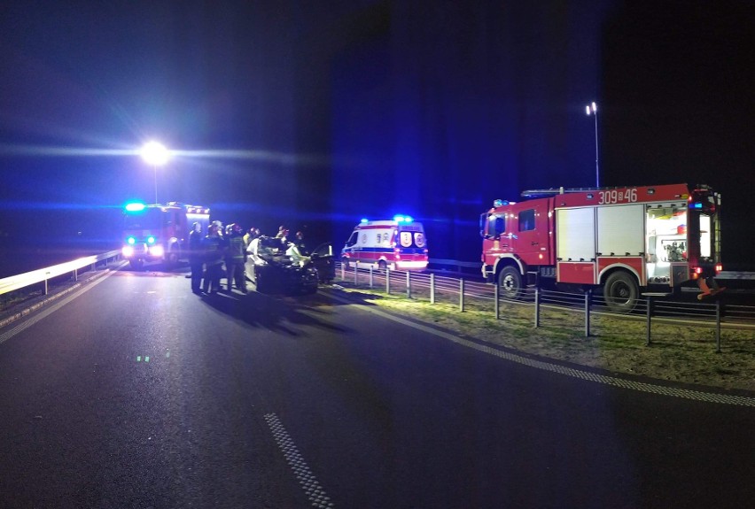 Wypadek na drodze wojewódzkiej nr 582. Zderzenie BMW z łosiem. Zwierzę zginęło, kierowca został przetransportowany do szpitala (zdjęcia)