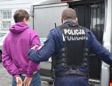 Kierowca bez uprawnień i po narkotykach, pasażer z marihuaną i extasy w majtkach. Policjanci z Gdańska zatrzymali 21-latka i 19-latka