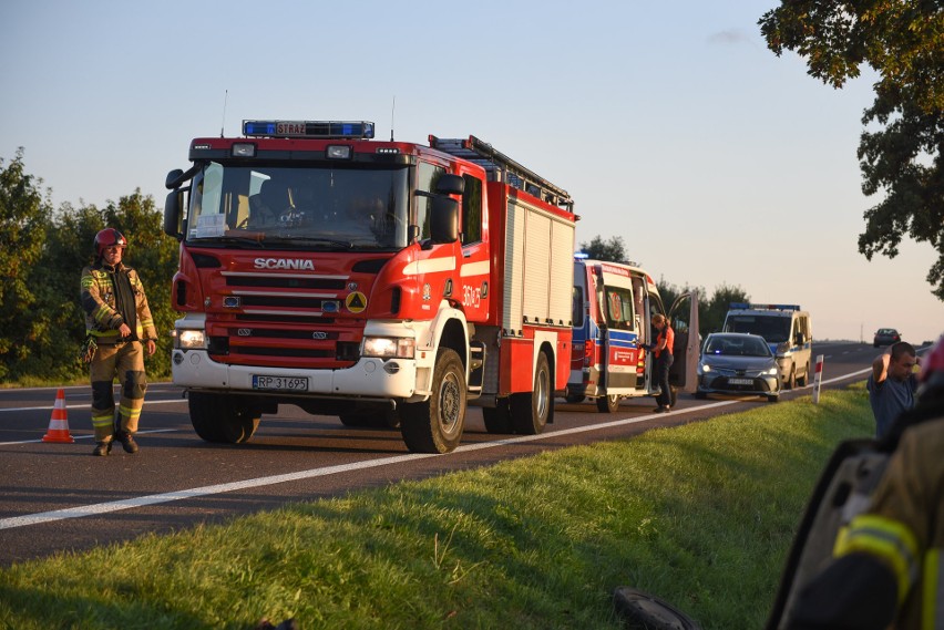 Wypadek na DK 77 w Żurawicy pod Przemyślem. Dachowało osobowe renault. Jedna osoba trafiła do szpitala [ZDJĘCIA]