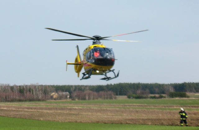 Helikopter Lotniczego Pogotowia Ratunkowego zabrał rannego do szpitala w Opolu. Niestety mężczyzna zmarł.