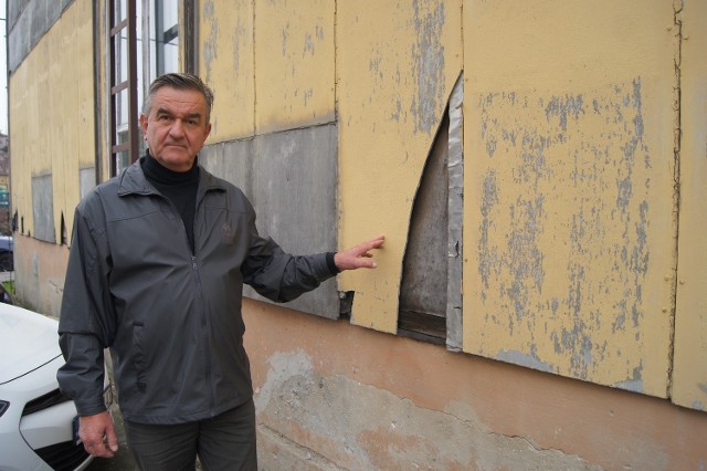 Ryszard Knapik: - Nie mogę zrozumieć tego, że miasto przez tyle lat nie zrobiło nic, aby usunąć azbest z budynku przy Nadbrzeżnej Dolnej. Gdyby zrobiono to wcześniej, moja żona nadal by żyła